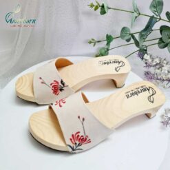 Guốc mộc Huyền Trân vẽ tay hoa cúc cao 5cm