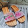Guốc mộc nghệ thuật quai nhung the màu hồng thêu tay hoa cúc