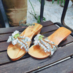 Guốc mộc nghệ thuật quai kết hoa hồng trắng