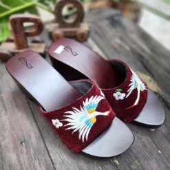 Guốc mộc tái sinh nghệ thuật thêu tay Bạch Hạc