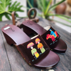 Guốc mộc tái sinh nghệ thuật thêu tay tranh Đông hồ - Vinh quy Bái tổ