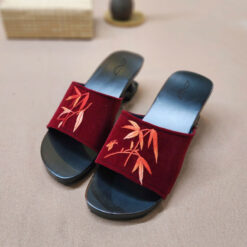 Guốc mộc nghệ thuật thêu tay Sen Trúc hồng (phiên bản tinh hoa)