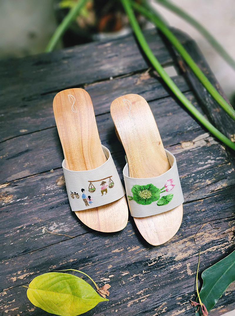 Guốc mộc tái sinh nghệ thuật thêu tay sen cốm mùa thu