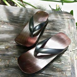 Guốc mộc mũi cong màu nâu đen