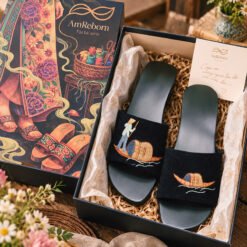 Guốc mộc quai nhung thêu tay Người lái đò